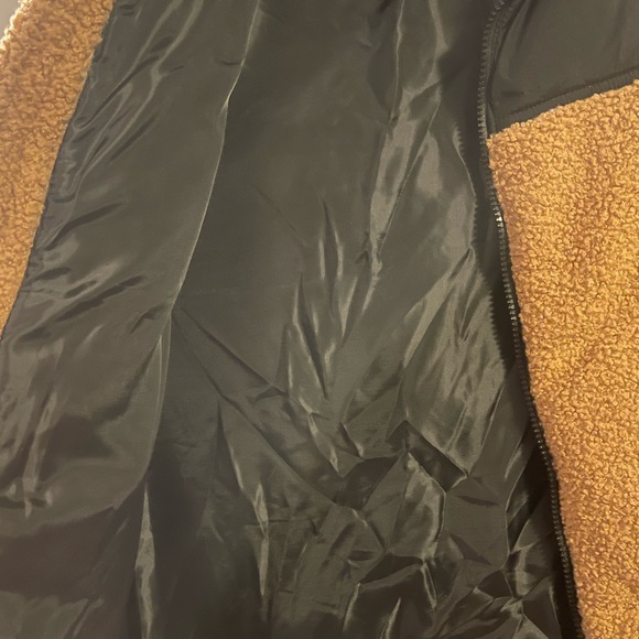 Oversized Puffer Vest - Picture 3 of 5